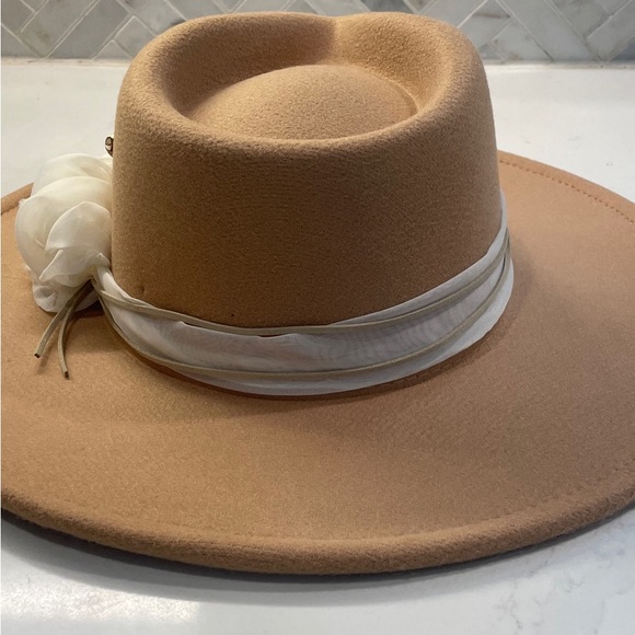 Flea Style Tan Women\'s Hat with White Accent TX pin main image 6